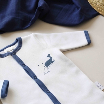 Zoom sul motivo del pigiamino e della copertina blu navy sullo sfondo