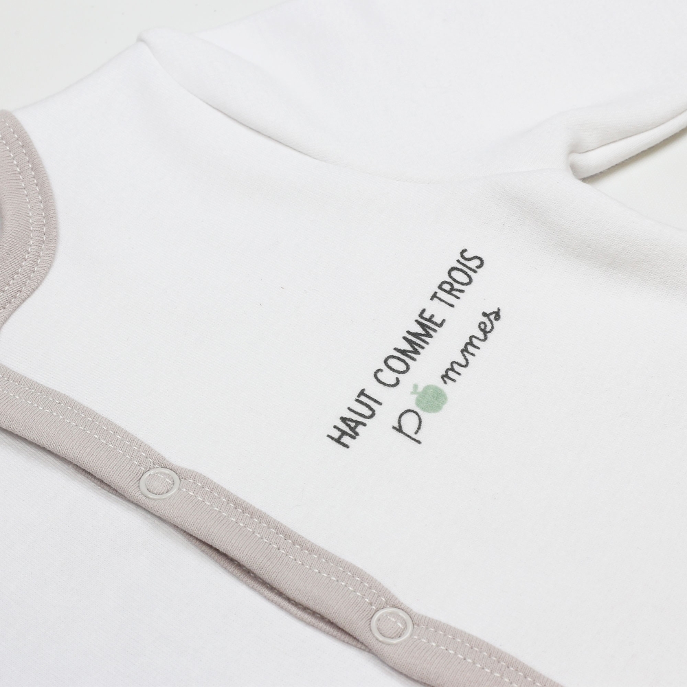 Estampado alto como tres manzanas en gris y verde salvia sobre pijama nacimiento de felpa