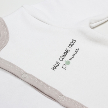Aufdruck "haut comme trois pommes" in grau und salbeigrün auf Neugeborenen-Schlafanzug aus Molton