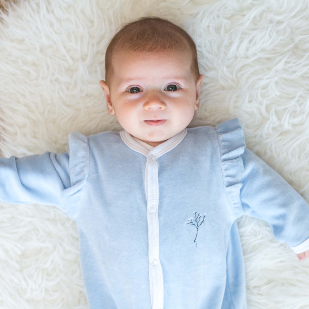 Pyjama en velours bleu à volants porté sur bébé Pyjama en velours bleu à volants porté sur bébé