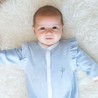Pyjama en velours bleu à volants porté sur bébé Pyjama en velours bleu à volants porté sur bébé