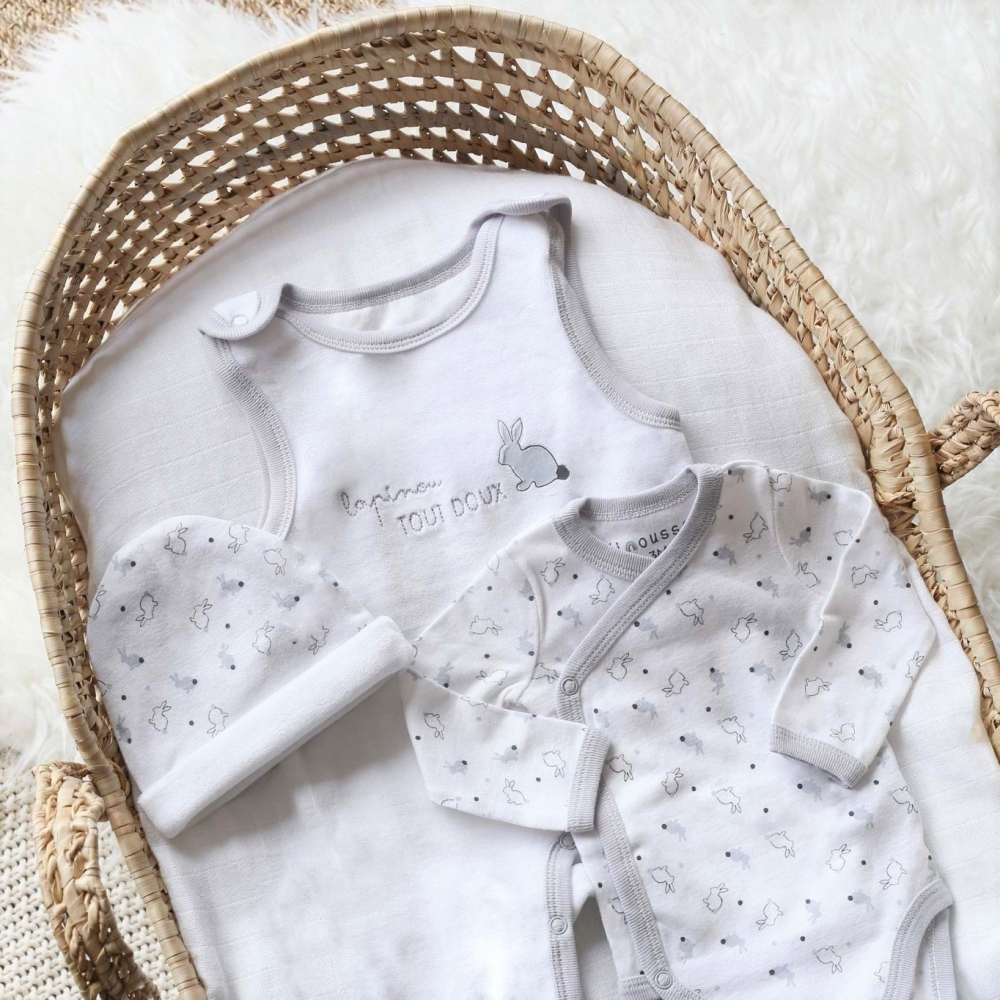 Mise en scène avec tenue de naissance mixte en velours parsemé de petits lapins gris Mise en scène avec tenue de naissance mixte en velours parsemé de petits lapins gris