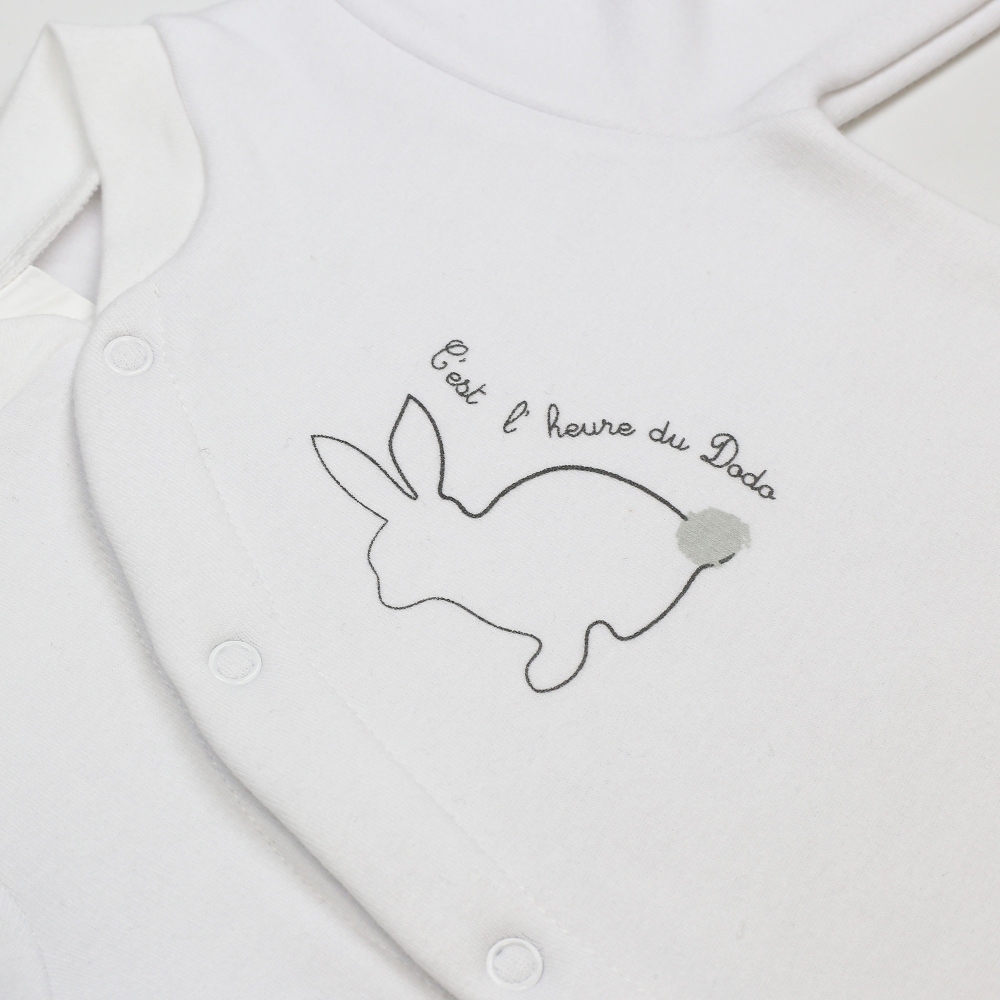Imprimé lapin et message sur pyjama naissance blanc Pompon Imprimé lapin et message sur pyjama naissance blanc Pompon