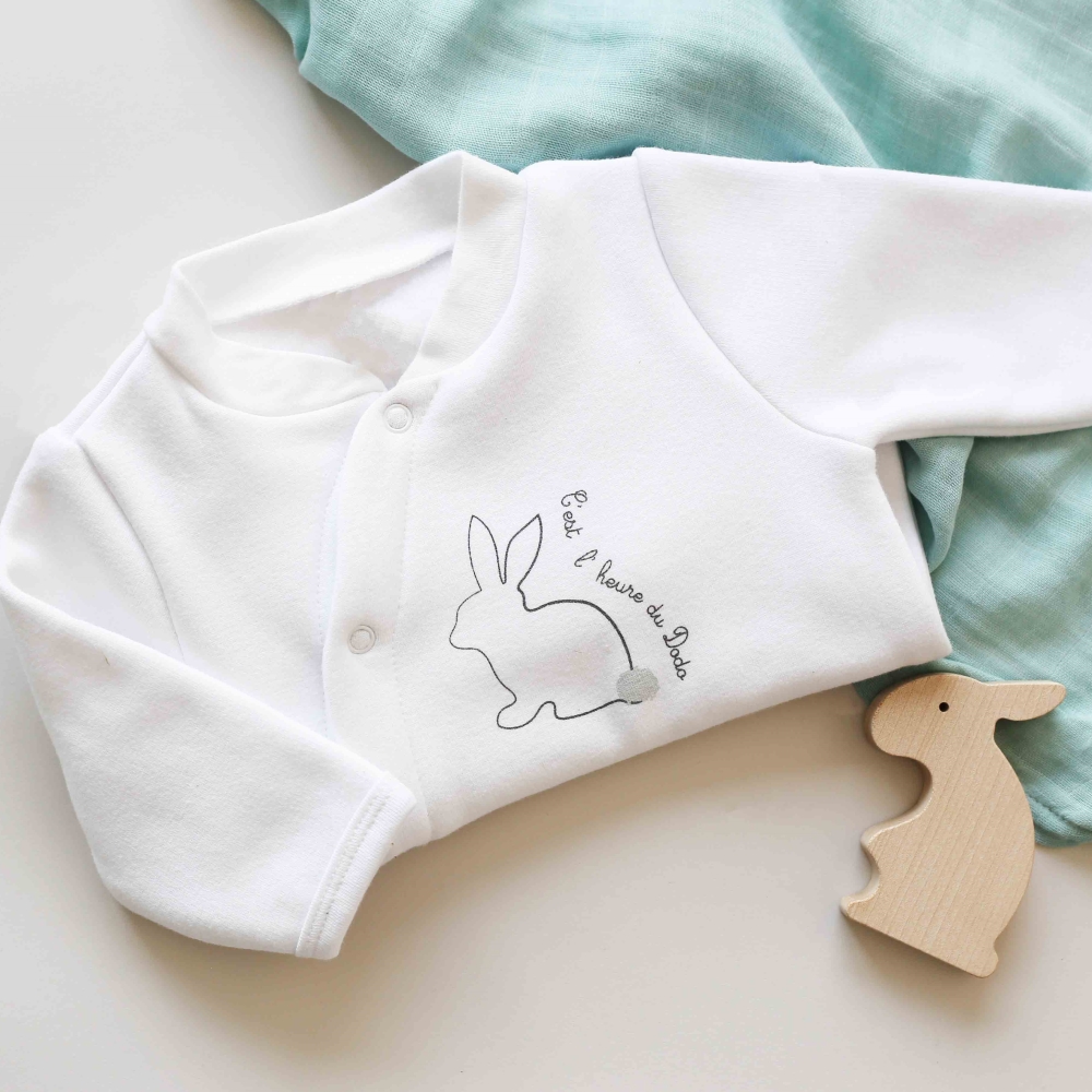 Pyjama doux avec un jouet en bois lapin en bois Pyjama doux avec un jouet en bois lapin en bois