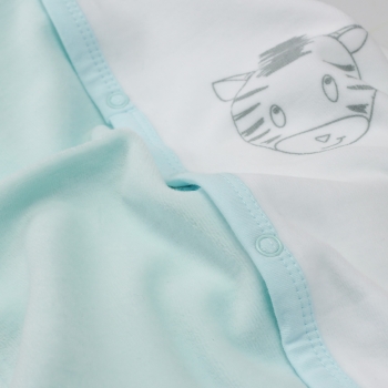 Petit zèbre brodé sur l'avant du pyjama velours bébé blanc et bleu Petit zèbre brodé sur l'avant du pyjama velours bébé blanc et bleu