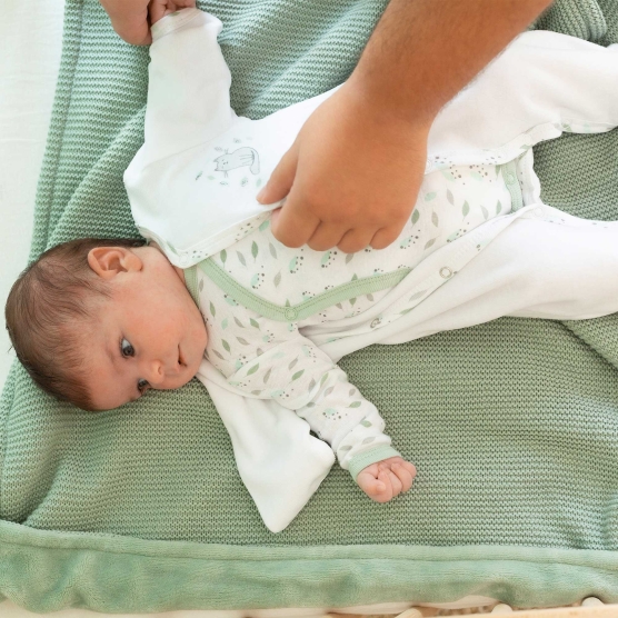 ensemble naissance complet avec pyjama, body, bonnet, chaussons, moufles et le sac de rangement assorti