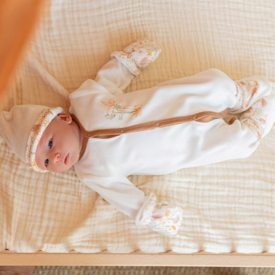 Kit naissance composé d'un pyjama, body, moufles, bonnet, chaussons et petit sac