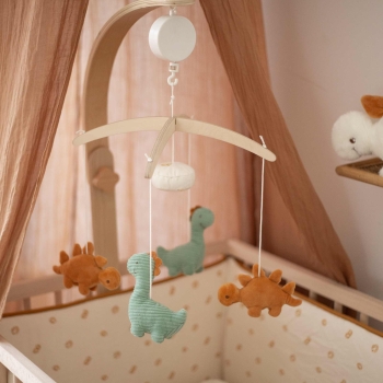 Muzikale mobiel kleine Dino's in een gezellige kamer Muzikale mobiel kleine Dino's in een gezellige kamer