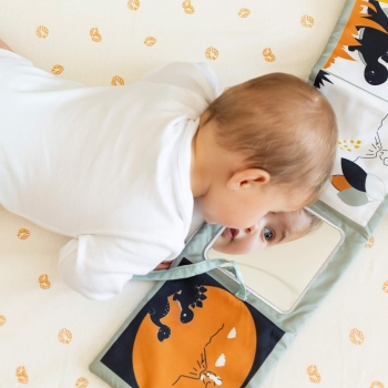 Bébé en train de lire son livre d'éveil