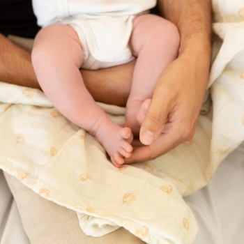 Papa enveloppant bébé avec son bras Papa enveloppant bébé avec son bras