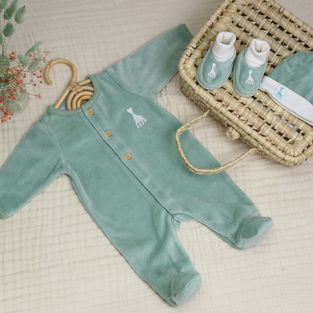 Ensemble chaussons, bonnet et pyjama sophie la girafe, couleur vert olive Ensemble chaussons, bonnet et pyjama sophie la girafe, couleur vert olive