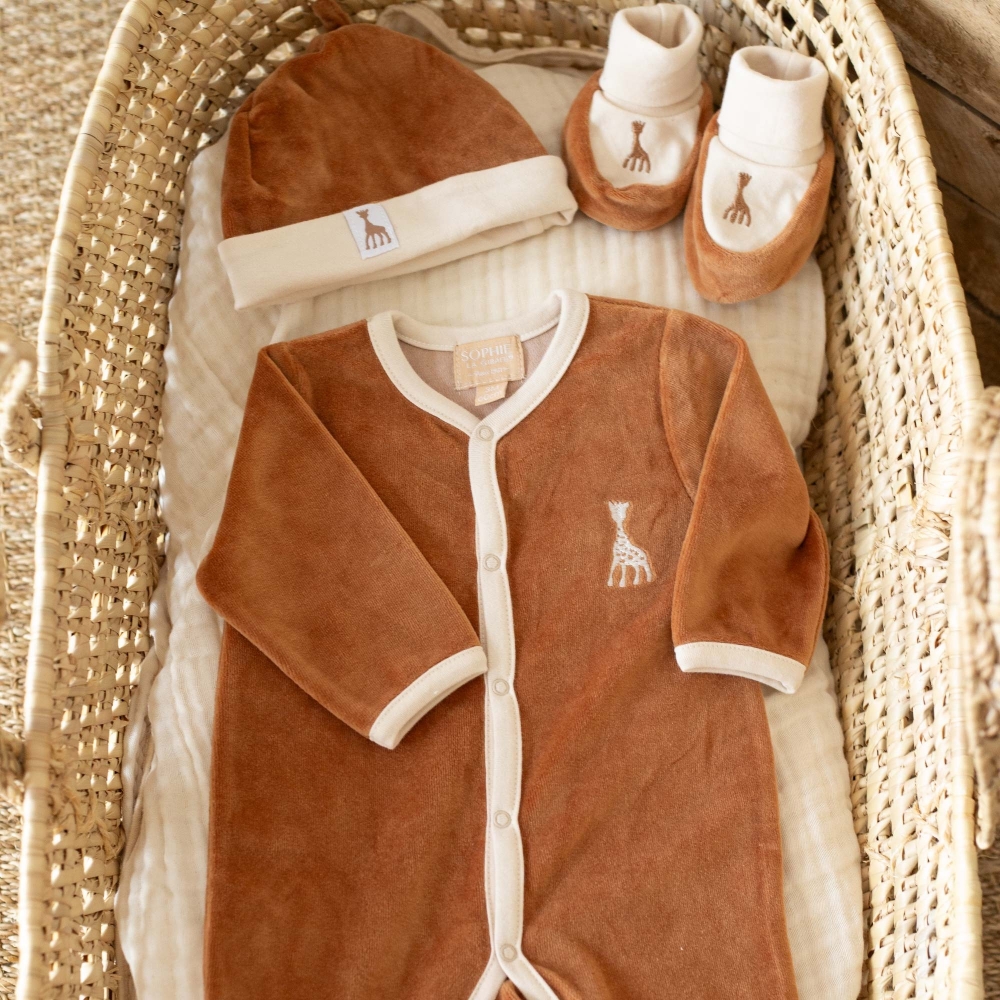 Ensemble Sophie la girafe pyjama, bonnet et chaussons, couleur camel Ensemble Sophie la girafe pyjama, bonnet et chaussons, couleur camel