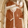 Ensemble Sophie la girafe pyjama, bonnet et chaussons, couleur camel Ensemble Sophie la girafe pyjama, bonnet et chaussons, couleur camel