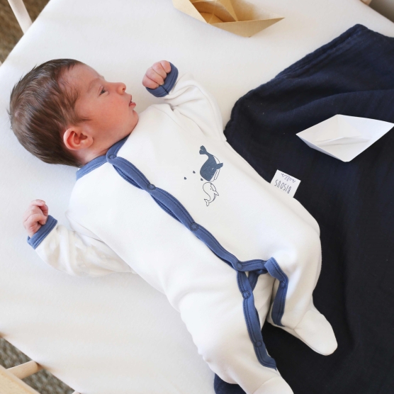 Pyjama naissance en molleton blanc et bleu avec étiquette Bisous salés