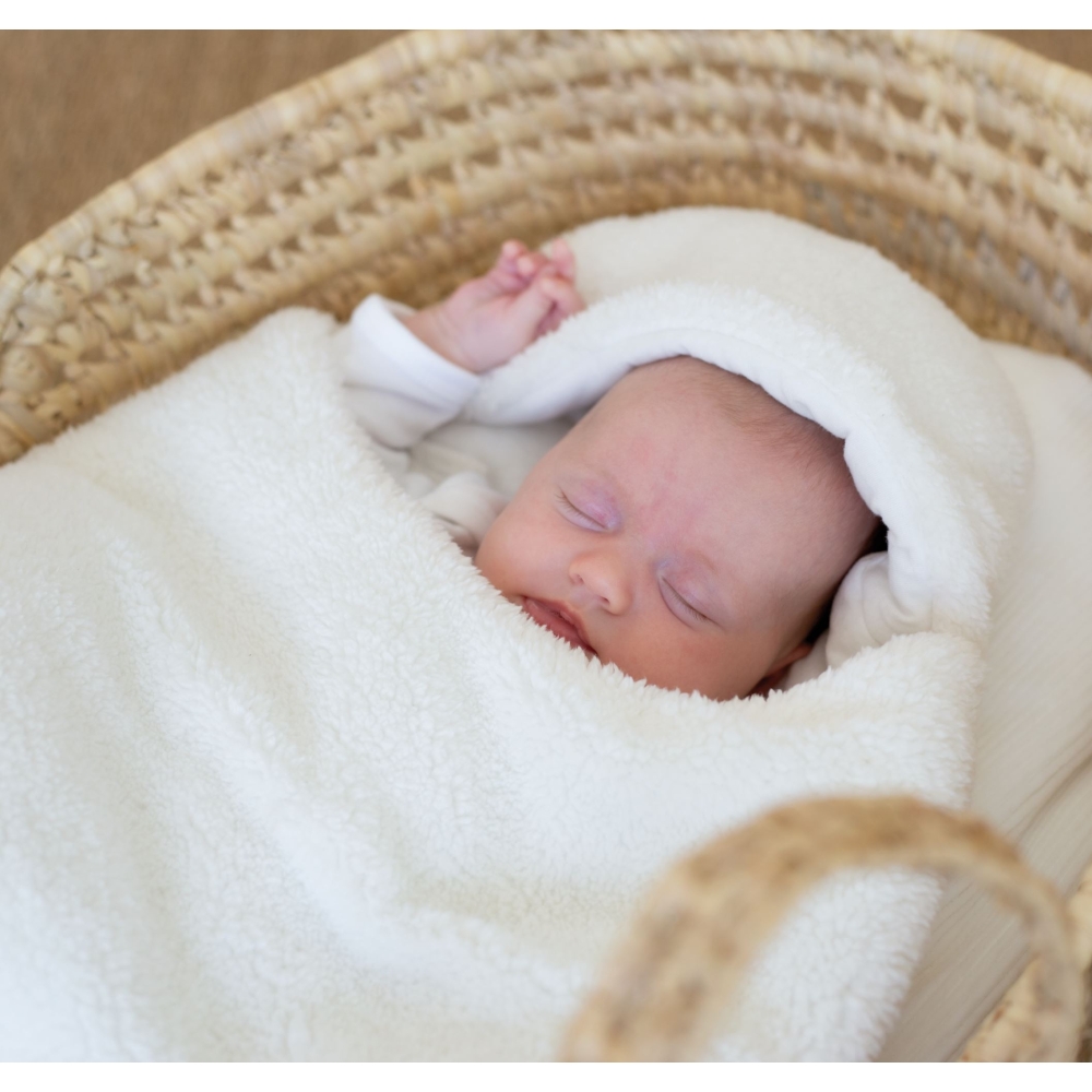 Baby die lekker warm slaapt in zijn zachte sherpa voetenzak Baby die lekker warm slaapt in zijn zachte sherpa voetenzak
