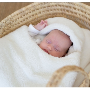 Baby die lekker warm slaapt in zijn zachte sherpa voetenzak Baby die lekker warm slaapt in zijn zachte sherpa voetenzak