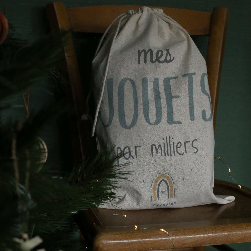 Saco de juguetes junto al árbol de navidad