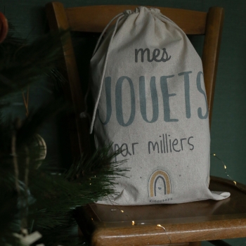 Spielzeugsack neben dem Tannenbaum