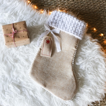 bota de navidad sobre alfombra con su regalo de navidad