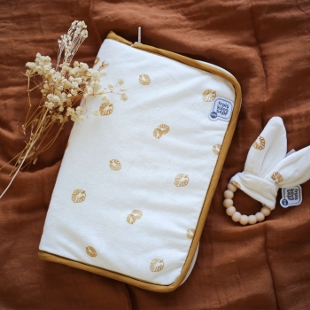 Gezondheidsboekhoes op de kamelkleurige doek gelegd Gezondheidsboekhoes op de kamelkleurige doek gelegd