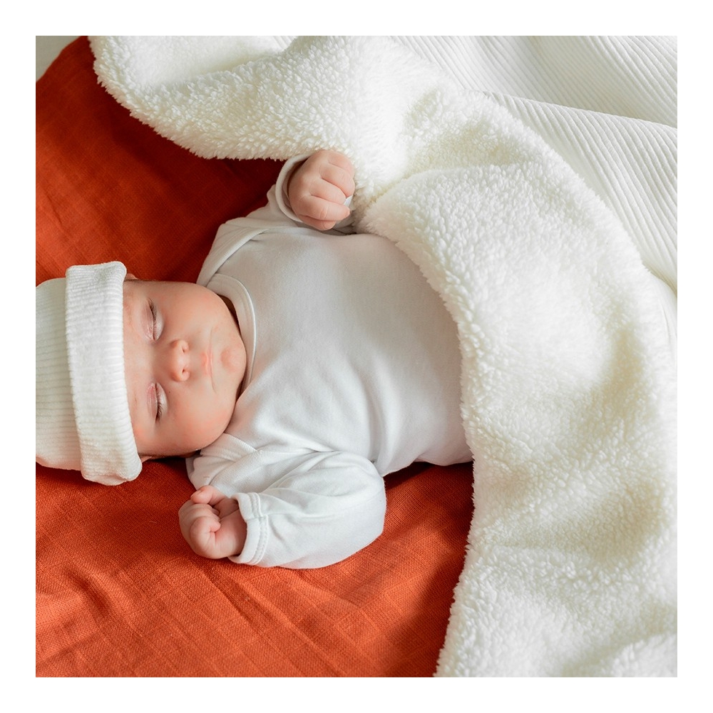 Baby, das schön warm unter seiner Sherpa-Decke schläft Baby, das schön warm unter seiner Sherpa-Decke schläft
