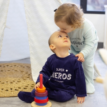 bambina con bambino e pigiama da supereroe