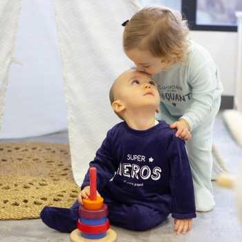 niña con niño y pijama de superhéroe