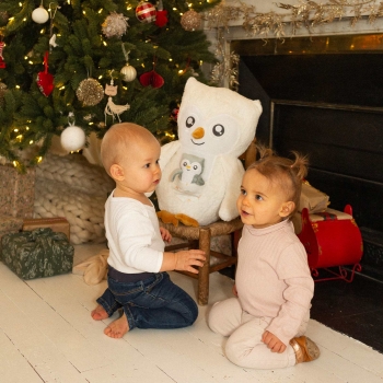 Grande peluche chouette au pied du sapin de noel Grande peluche chouette au pied du sapin de noel