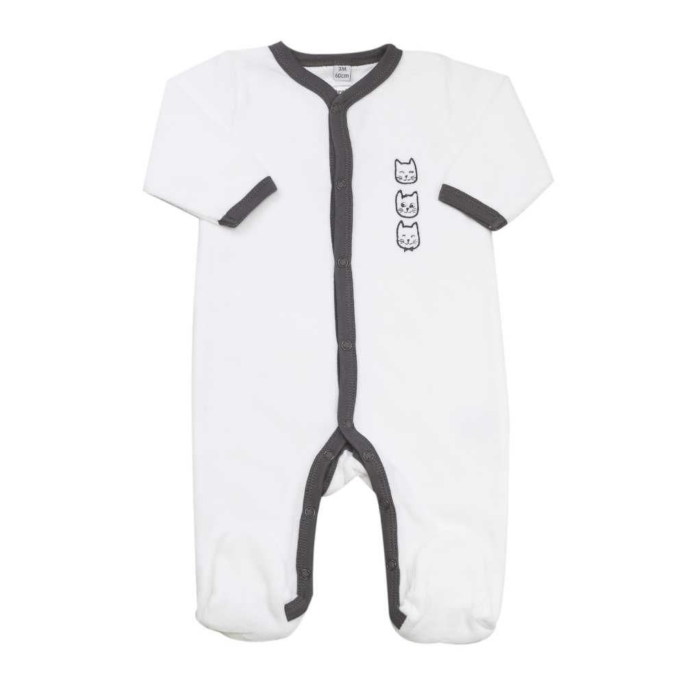 pijama branco com uma cabeça de gatinho estampada