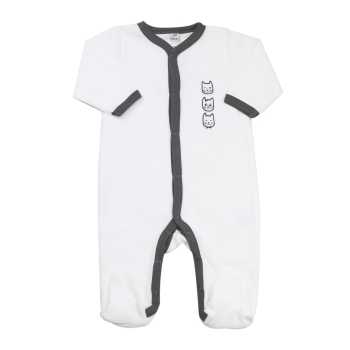pijama branco com uma cabeça de gatinho estampada