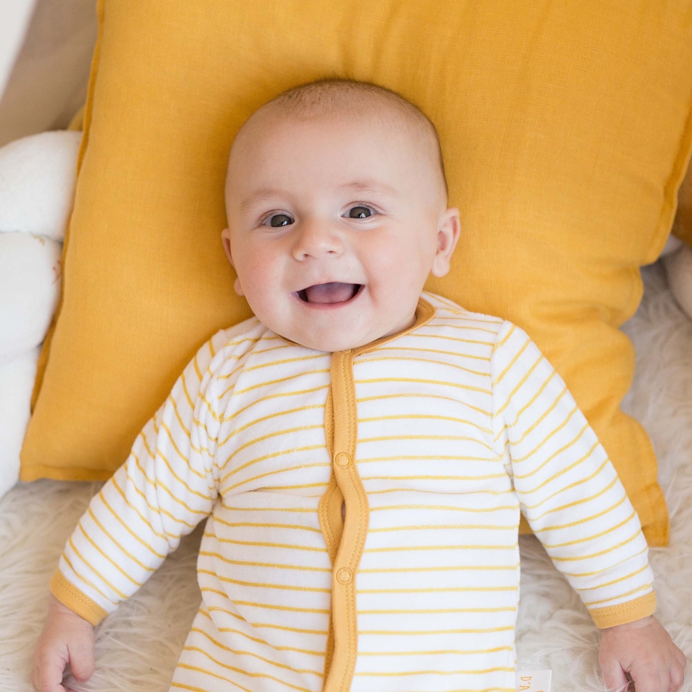 Bebé en su pijama de rayas