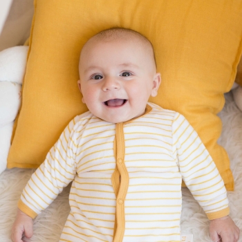 Baby in seinem gestreiften Schlafanzug Baby in seinem gestreiften Schlafanzug