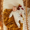 Bébé dans son lit en pyjama léopard à motifs Bébé dans son lit en pyjama léopard à motifs