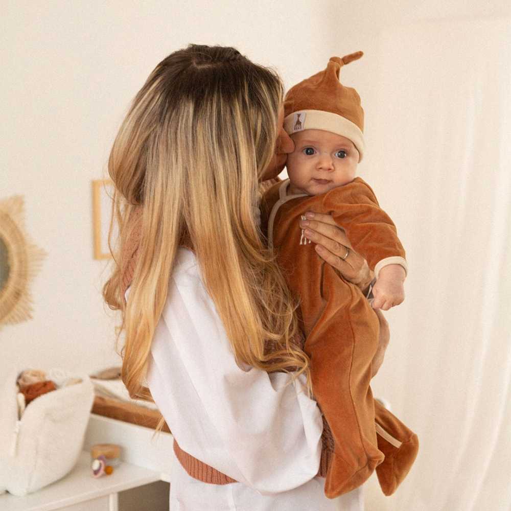 Bebé ao colo da mãe com conjunto completo camel Sophie la girafe