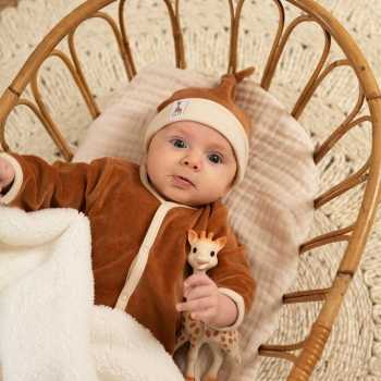 Bebé com pijama cor de camelo e gorro a condizer