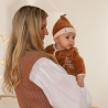 Bébé avec son bonnet sophie la girafe camel dans les bras de sa maman Bébé avec son bonnet sophie la girafe camel dans les bras de sa maman