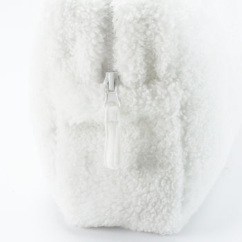 Zoom de material sherpa neceser bebé blanco