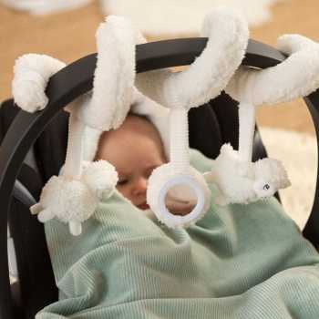 Bebé en su hamaquita con su espiral de actividades