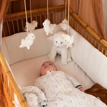 bebé olha para o seu brinquedo de estimulação