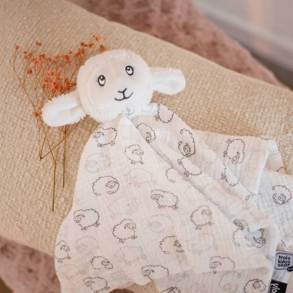 Pelúcia de ovelha em destaque, com um estampado integral no tecido