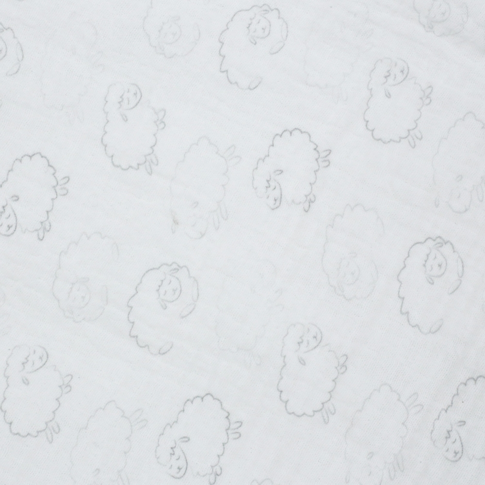 Zoom de material y motivos sobre manta blanca de bebé