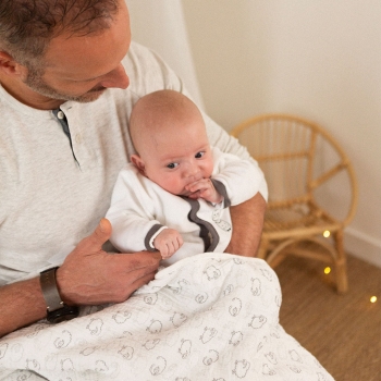 Baby mit seinem Papa und seiner Schafdecke