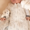 Baby in seinem Schlafsack mit seinem Kuscheltier