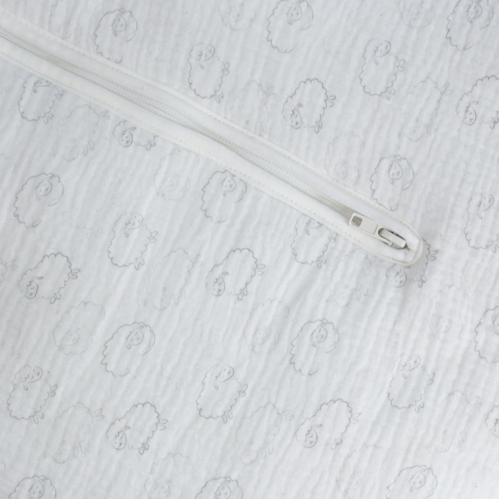 Zoom on fabric of white baby sleeping bag Zoom on fabric of white baby sleeping bag