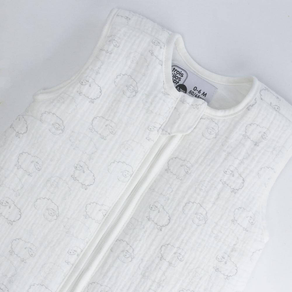 Zoom su motivi e dettagli del sacco nanna per neonati