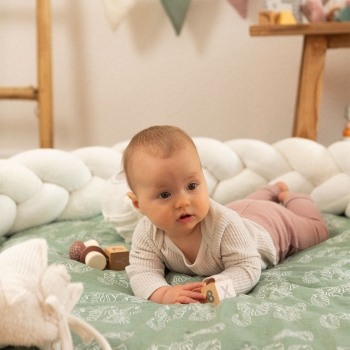 bébé dans son espace jeu avec sa tresse de lit bébé dans son espace jeu avec sa tresse de lit