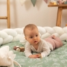 bambino nel suo spazio gioco con la sua treccia per il letto bambino nel suo spazio gioco con la sua treccia per il letto