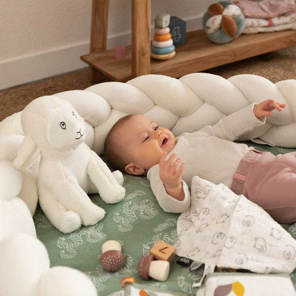 bébé avec la collection Wooly et tresse décorative