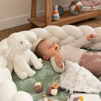 bebé com a coleção Wooly e trança decorativa