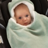 Baby in zijn autostoeltje met zijn voetenzak Baby in zijn autostoeltje met zijn voetenzak